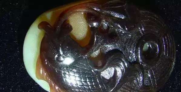 漲知識(shí)，玉也能騙人！照玉手電筒照出真相