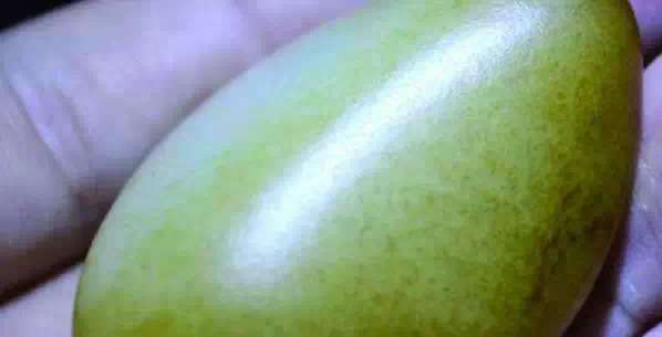 漲知識(shí)，玉也能騙人！照玉手電筒照出真相